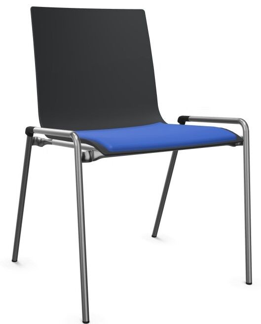 Moderner ergonomischer Stuhl mit schwarzer Rückenlehne, blauer Sitzfläche und silbernen Metallbeinen.