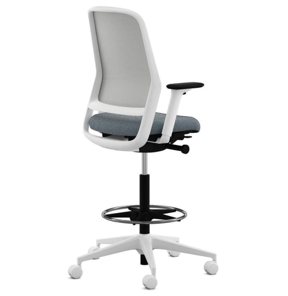 Ergonomischer Bürostuhl mit Netzrückenlehne, gepolstertem Sitz und höhenverstellbarer Fußstütze auf weißem Gestell.