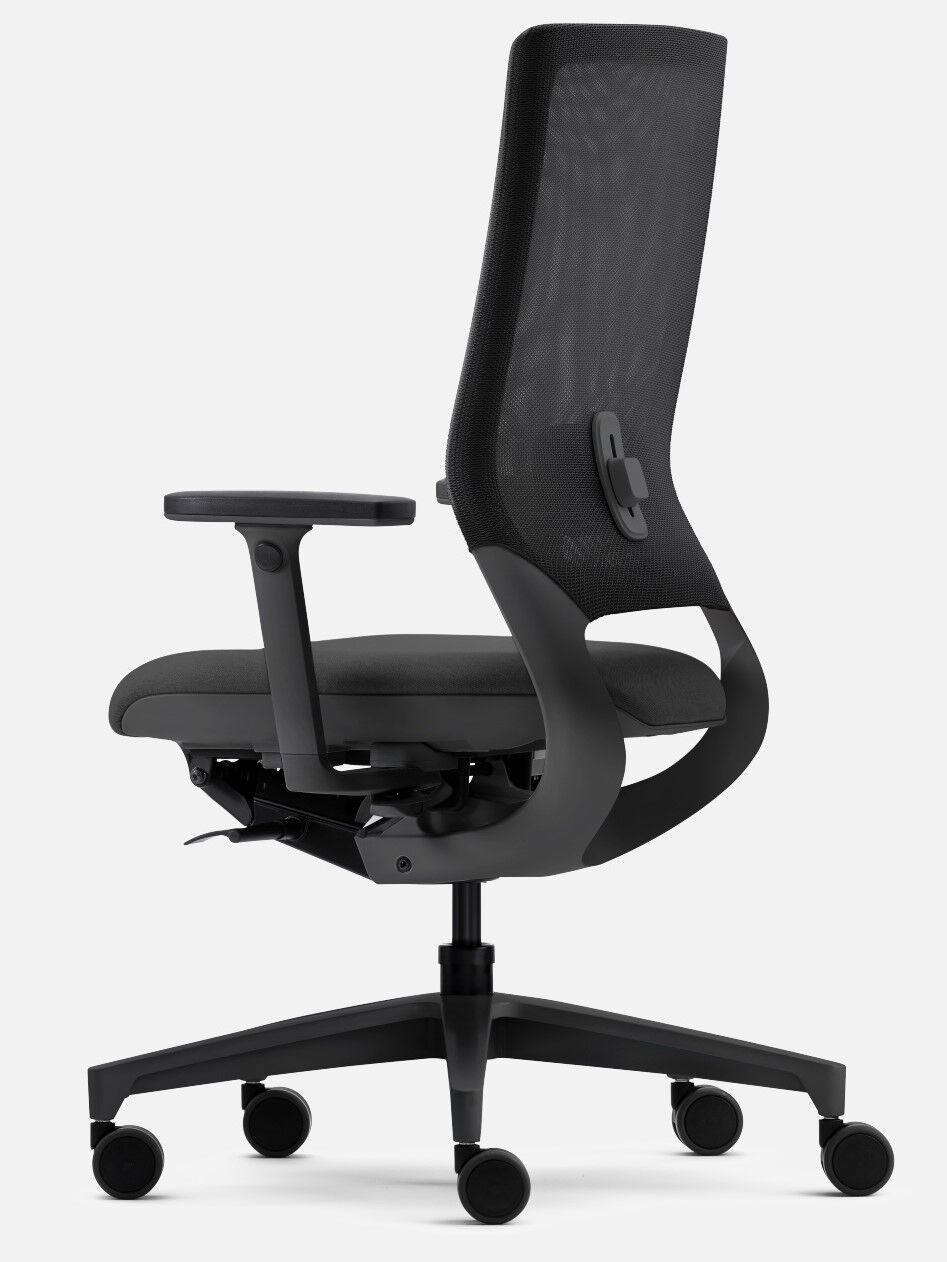 Ergonomischer Bürostuhl mit Netzrückenlehne, verstellbaren Armlehnen und Rollen, geeignet für dynamisches Sitzen im Büro.