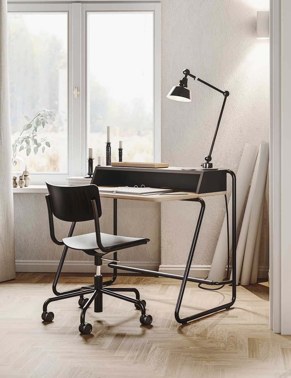 Modernes Homeoffice mit ergonomischem Drehstuhl, schlankem Schreibtisch und Schreibtischlampe vor einem großen Fenster.