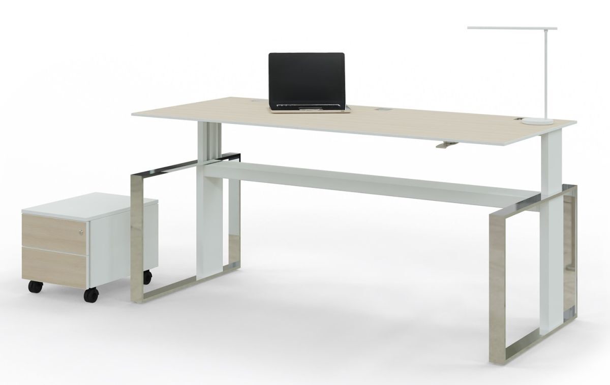 Moderner höhenverstellbarer Schreibtisch mit Holzplatte, Laptop, weißer Lampe und rollbarem Beistellschrank.