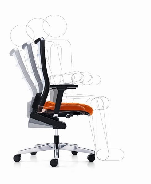 Ergonomischer Bürostuhl mit verstellbarer Rückenlehne und Orangefarbenem Sitz, zeigt bewegtes Sitzen Konzept.