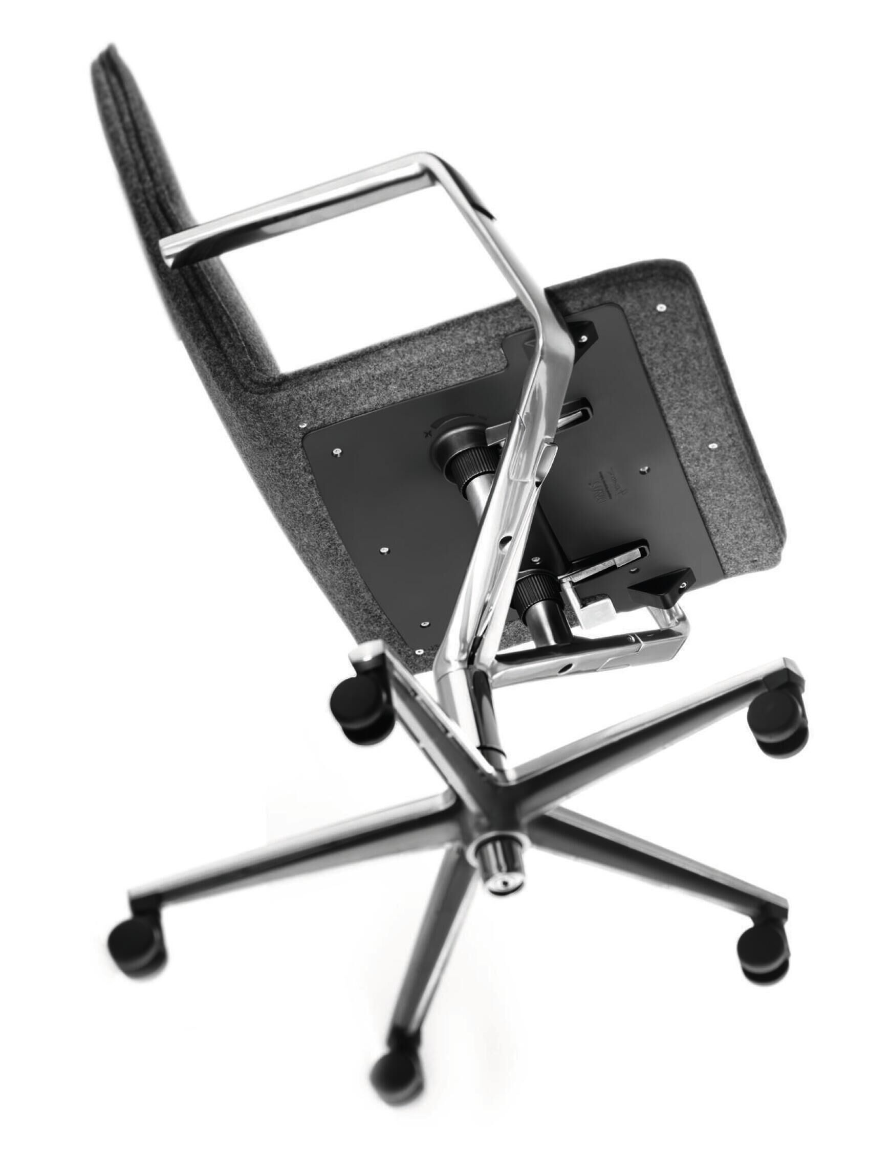Detailansicht eines ergonomischen Bürostuhls, zeigt das verstellbare Metallgestell und die Rollenbasis.