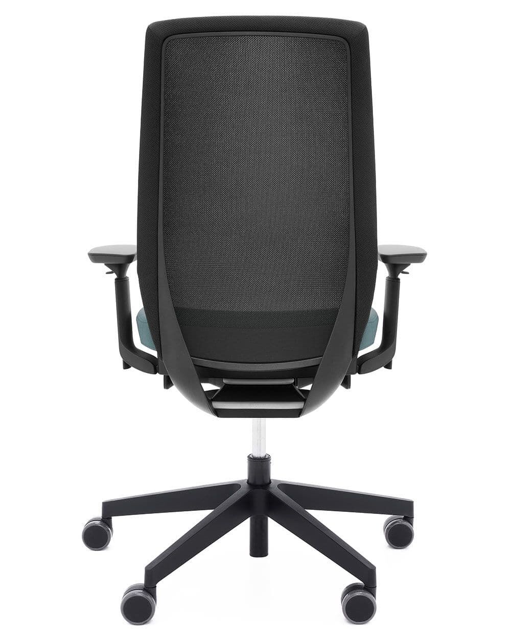 Ergonomischer Bürostuhl mit Netzrückenlehne, verstellbaren Armlehnen und fünf Rollen, Rückansicht aus schwarzem Material.
