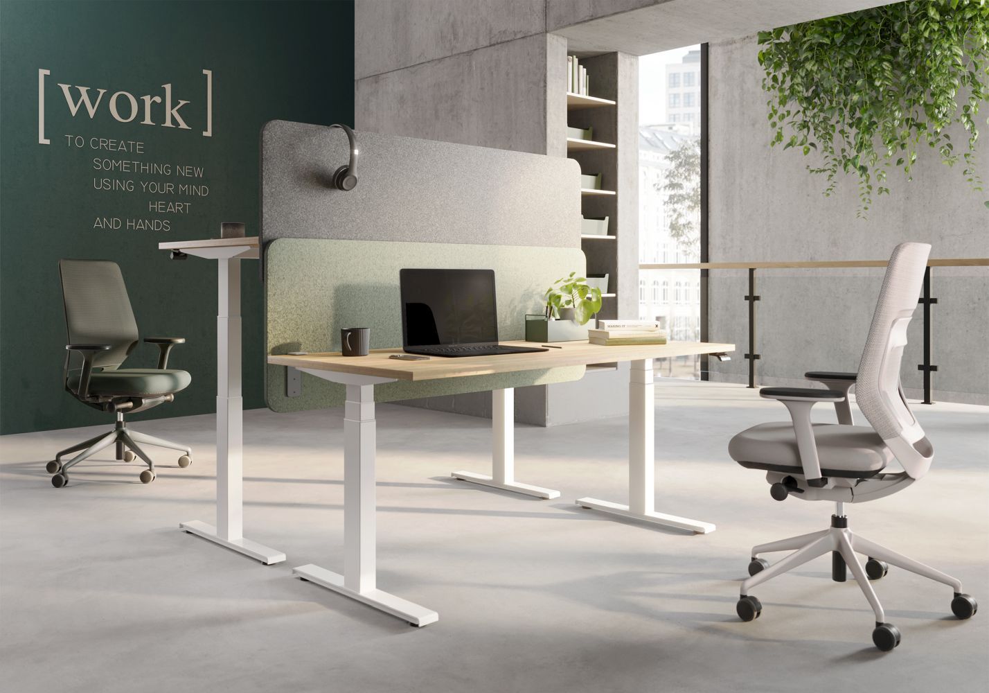 Ergonomischer Bürostuhl und höhenverstellbarer Schreibtisch in modernem, hellem Büro mit großen Fenstern und Pflanzen.