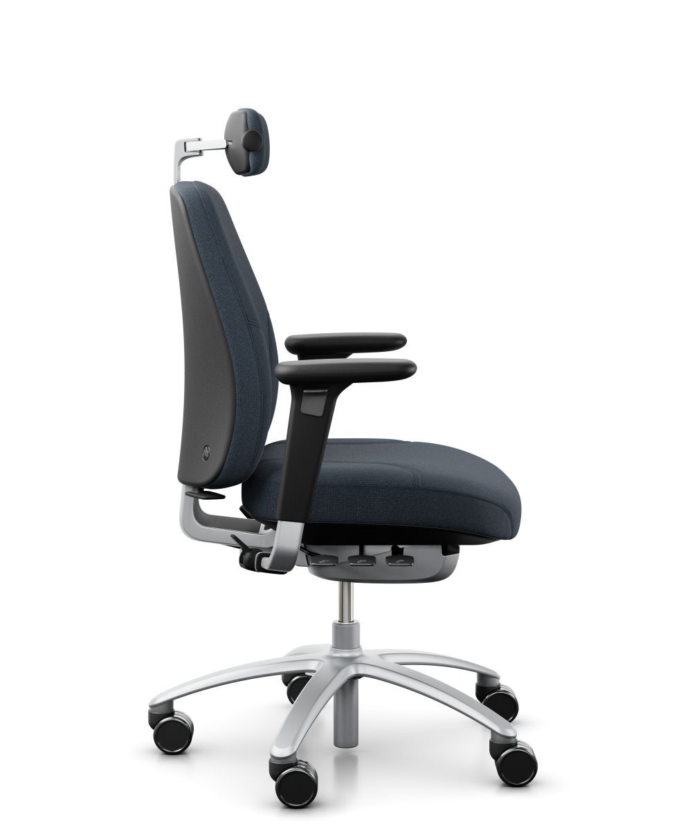 Ergonomischer Bürostuhl mit verstellbarer Kopfstütze und Armlehnen, in seitlicher Ansicht, auf Rollenbasis.