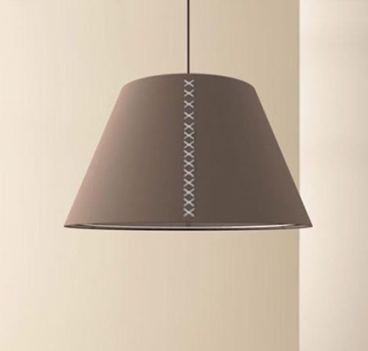 Pendelleuchte mit braunem Schirm und dekorativem Kreuzmuster, vor beigem Hintergrund.