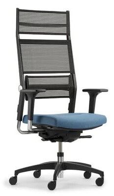 Ergonomischer Bürostuhl mit blauer Sitzfläche, hoher Rückenlehne und verstellbaren Armlehnen auf Rollen.