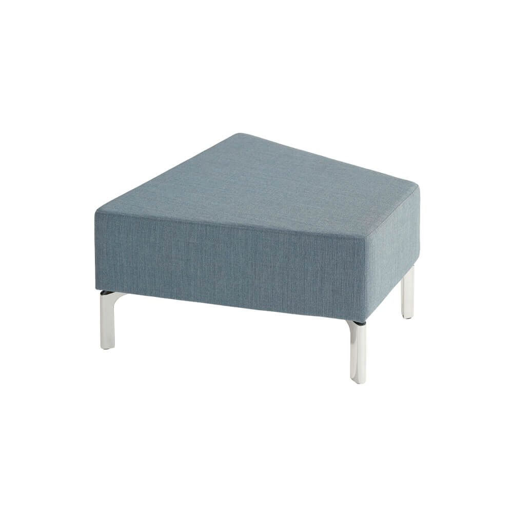 Dreieckiger blauer Hocker mit Metallbeinen, geeignet für ergonomische Büro- oder Wohnraumeinrichtungen.