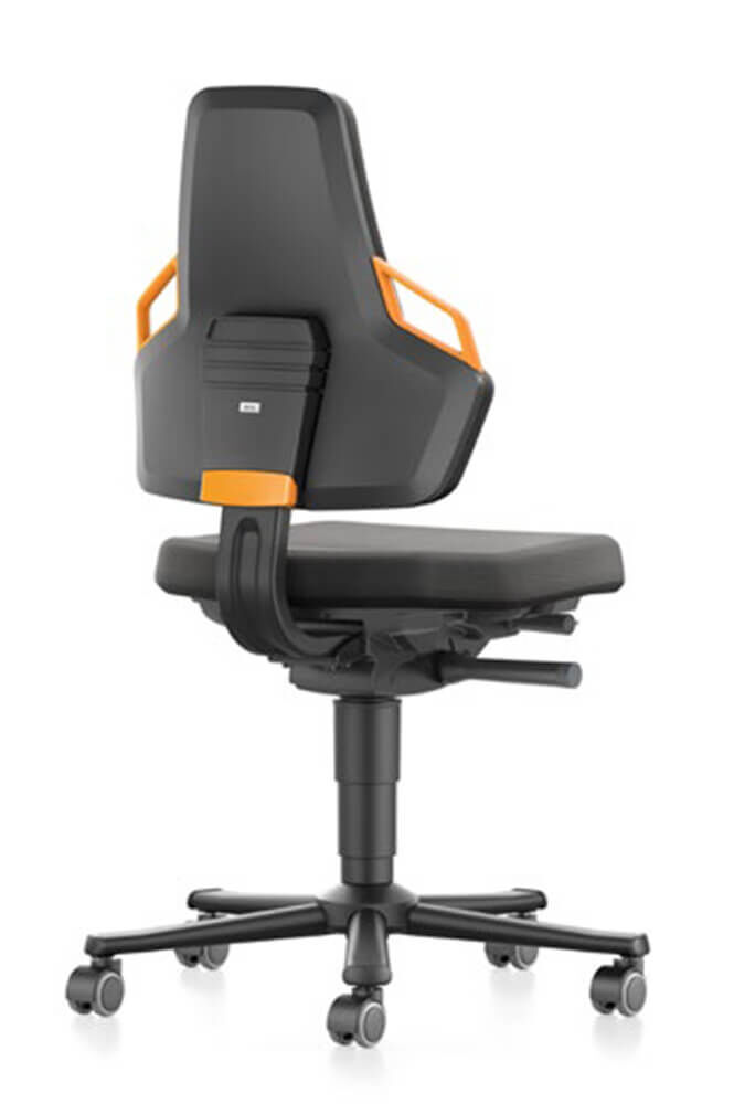 Ergonomischer Bürostuhl mit schwarzem Rahmen, orangefarbenen Akzenten, anpassbarer Rückenlehne und drehbarem Rollfuß.