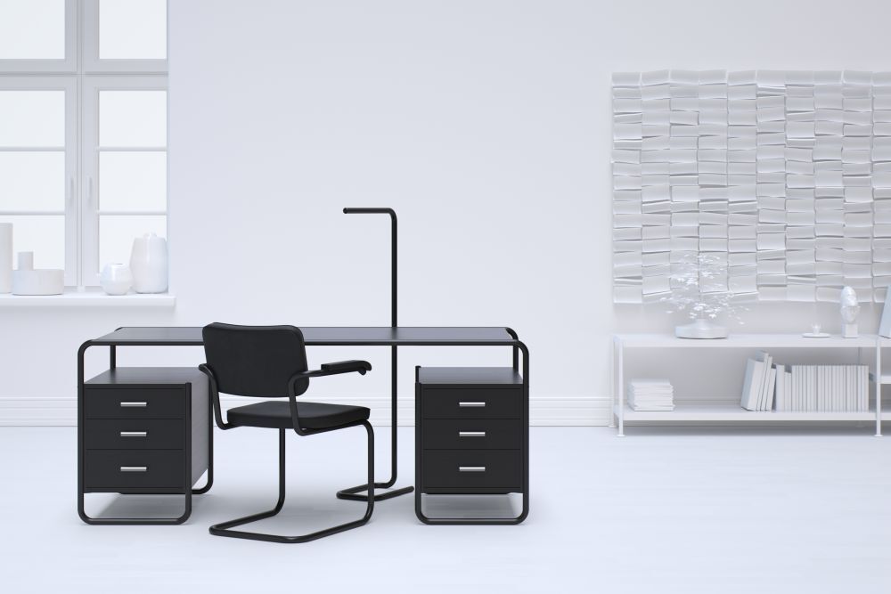 Moderner schwarzer Schreibtisch mit passendem ergonomischem Stuhl in einem stilvollen, minimalistisch eingerichteten Raum.