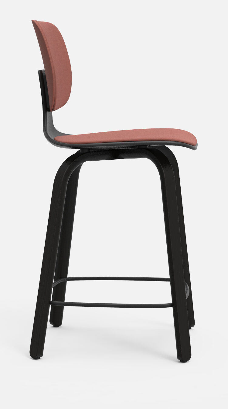 Ein stilvoller ergonomischer Stuhl mit rotem Sitz und schwarzem Holzrahmen, ideal für dynamisches Sitzen.