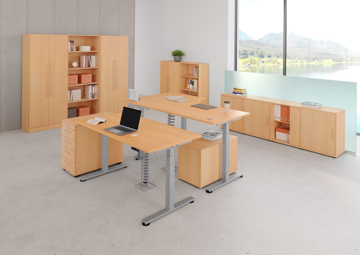Moderner Büroraum mit höhenverstellbaren Schreibtischen, Laptops und Holzregalen vor einem großen Fenster mit Aussicht.