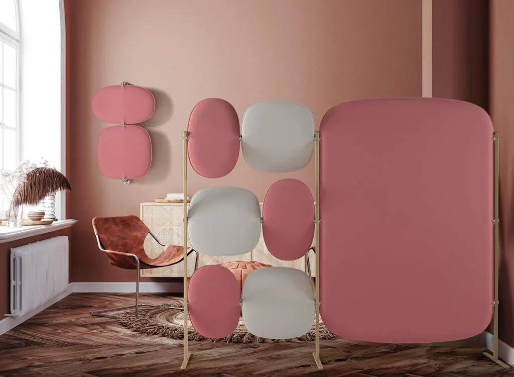 Moderner Raumteiler mit rosa und weißen Akustikpaneelen in einem stilvollen, wohnlichen Bürointerior.