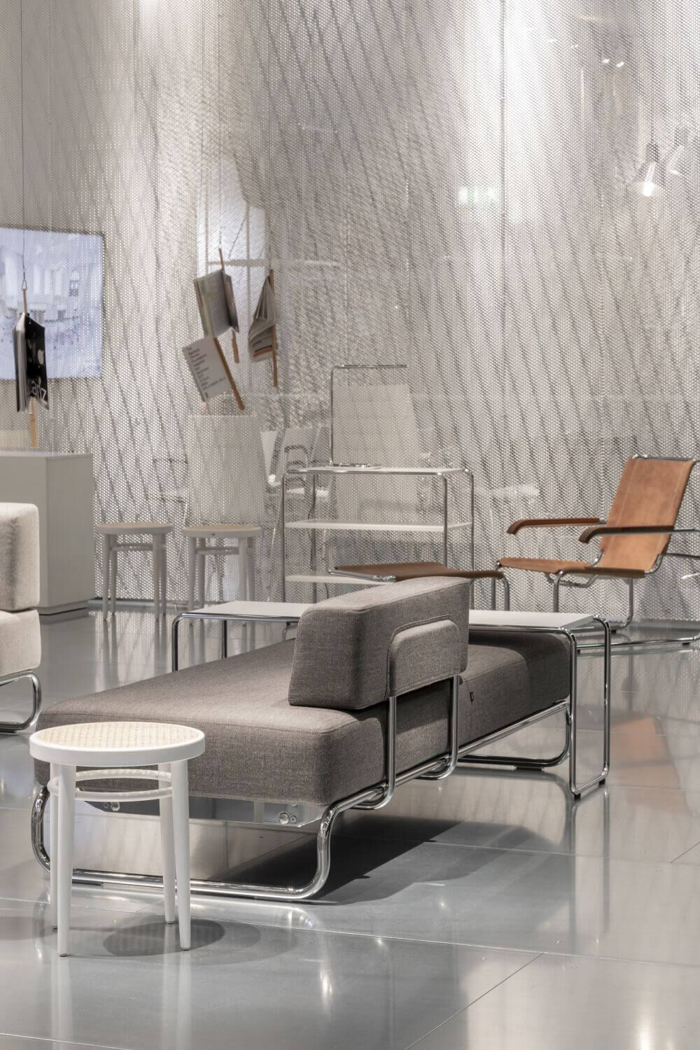 Moderne, minimalistische Loungemöbel in einem Ausstellungsraum mit stilvollen, ergonomischen Sesseln und Tisch.