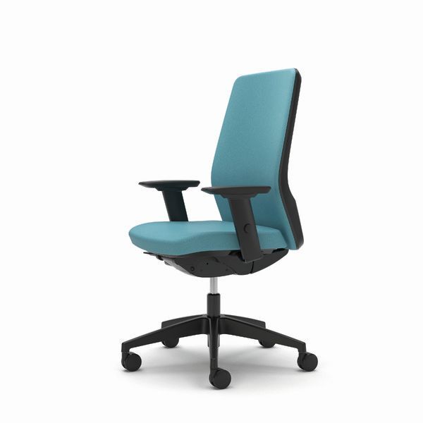 Ergonomischer Bürostuhl mit hellblauem Bezug und schwarzen Armlehnen auf einem drehbaren Gestell mit Rollen.