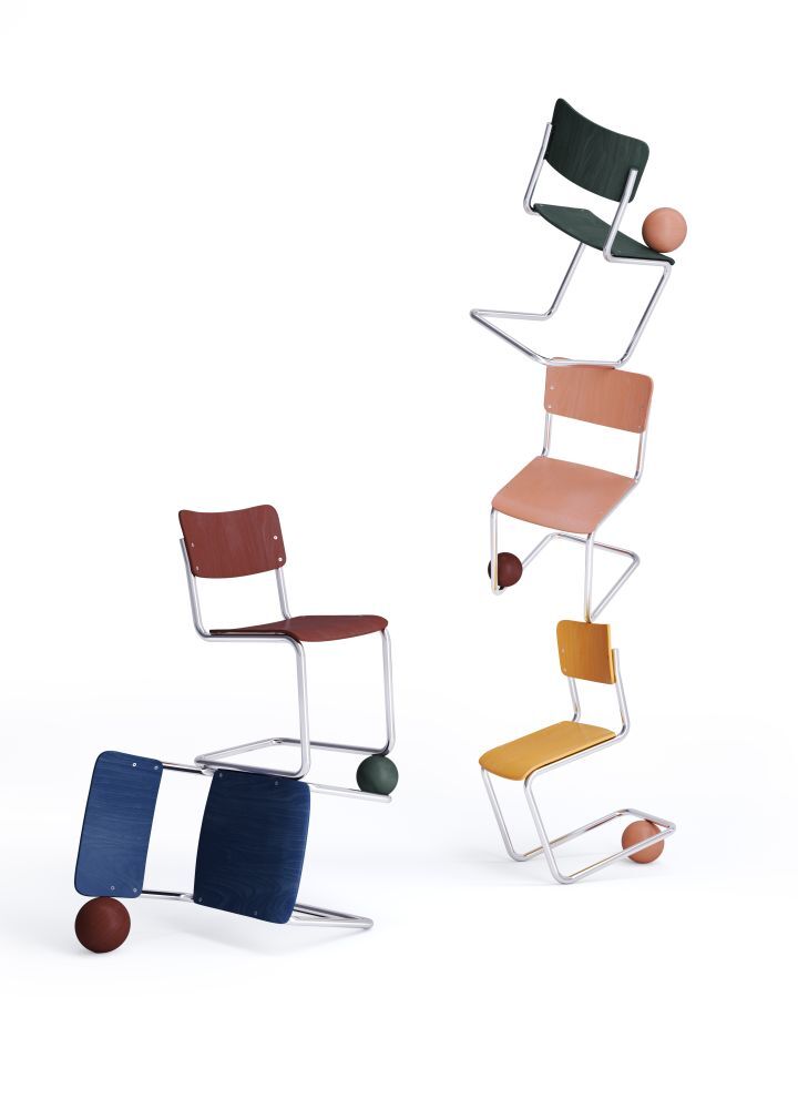 Drei stilvolle Stühle in Balance auf bunten Bällen, ideal für ergonomisches, dynamisches Sitzen im Büro.