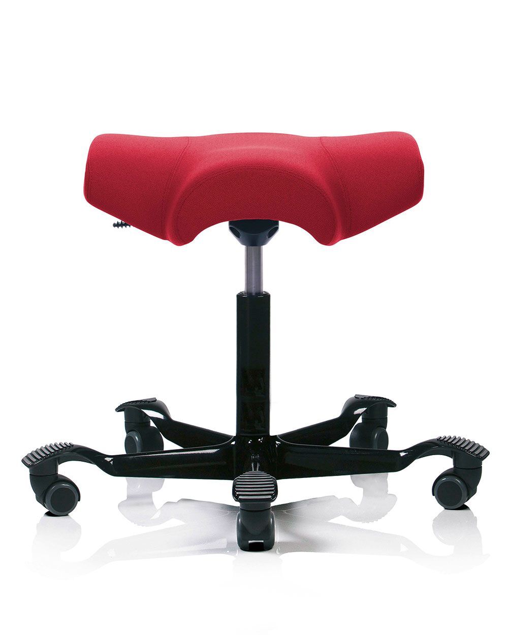 Roter ergonomischer Sattelhocker mit schwarzem Fußkreuz und Rollen, ideal für dynamisches und gesundes Sitzen.