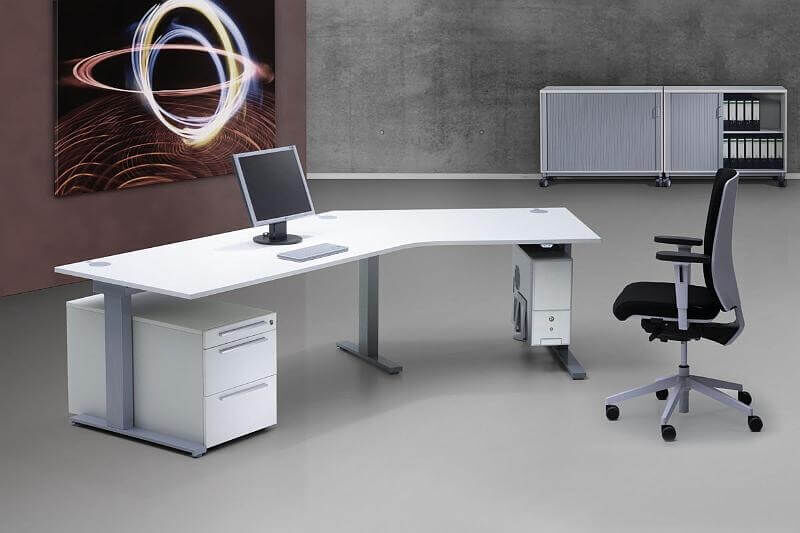 Ergonomisches Büro-Setup mit modernem Schreibtisch, schwarzem Bürostuhl und Computer in heller, minimalistischer Umgebung.