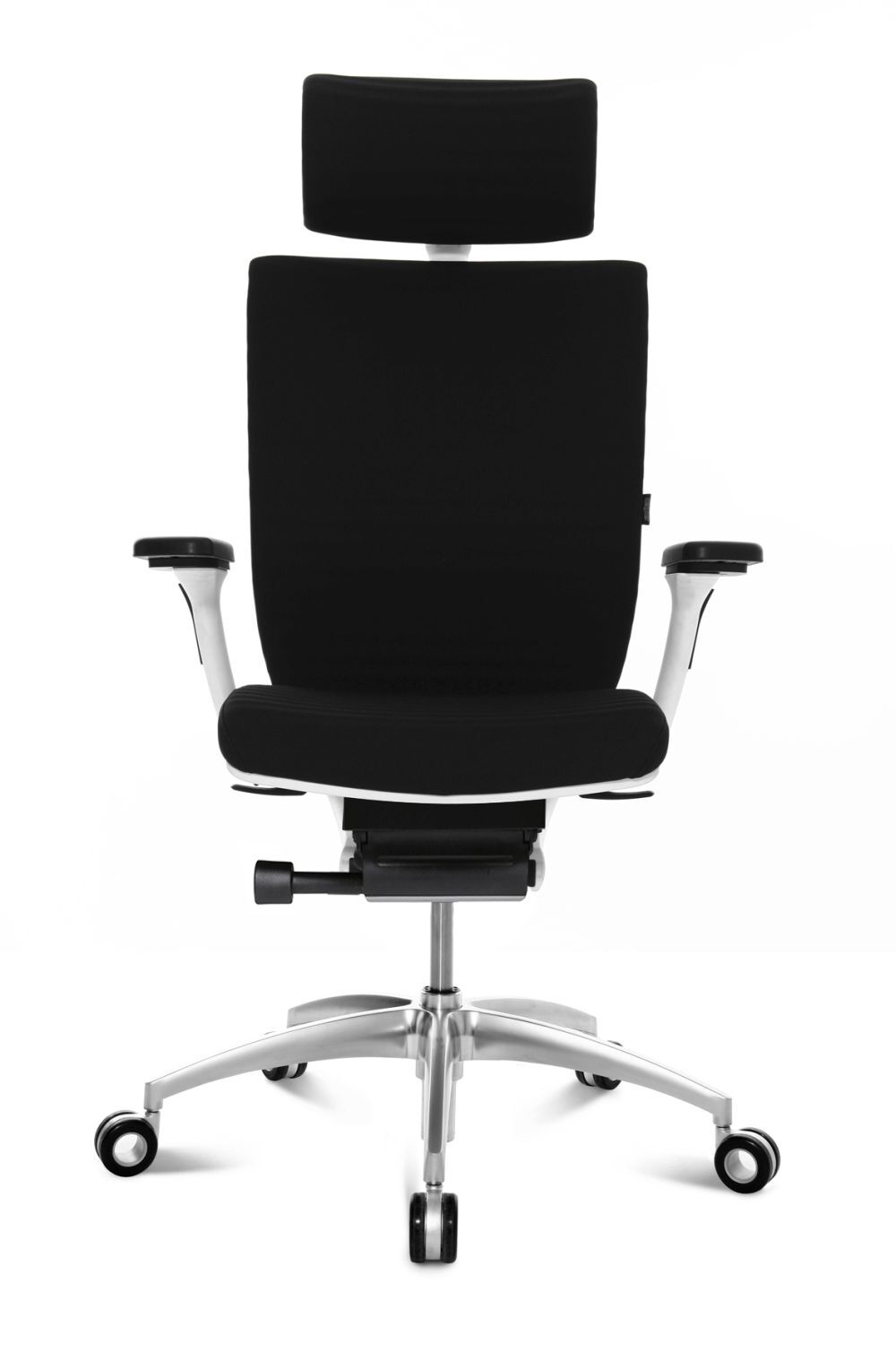 Ergonomischer schwarzer Bürostuhl mit verstellbaren Armlehnen und Kopfstütze, auf einem Metallfuß mit Rollen.