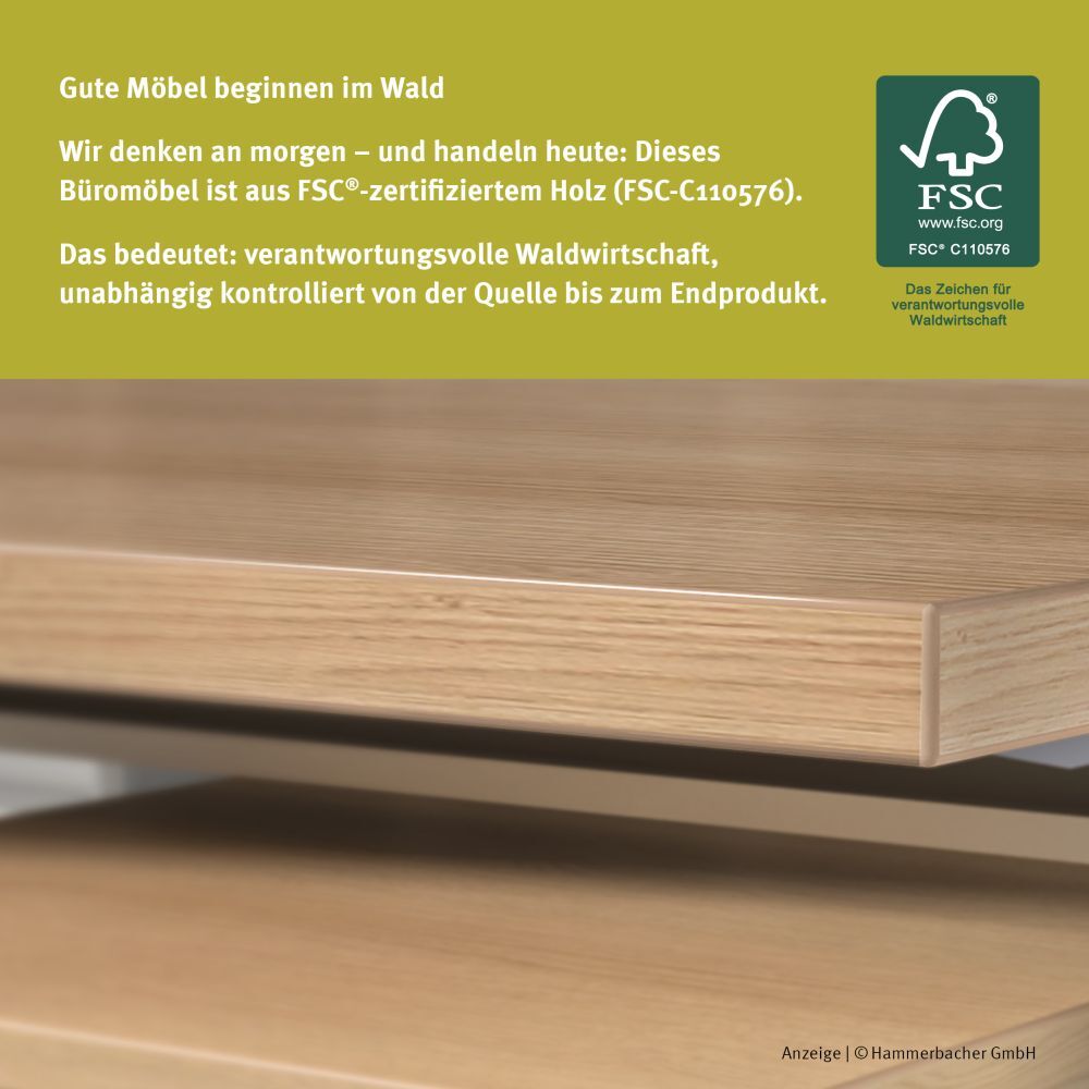 Nahaufnahme eines Büromöbels aus FSC-zertifiziertem Holz, Text hebt nachhaltige Forstwirtschaft hervor.