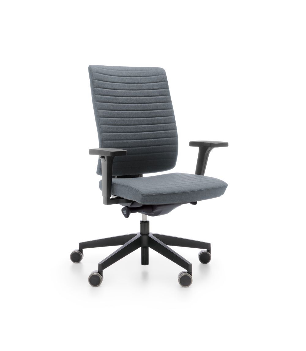 Gepolsterter Bürostuhl mit verstellbaren Armlehnen und fünf Rollen für ergonomisches Sitzen am Arbeitsplatz.