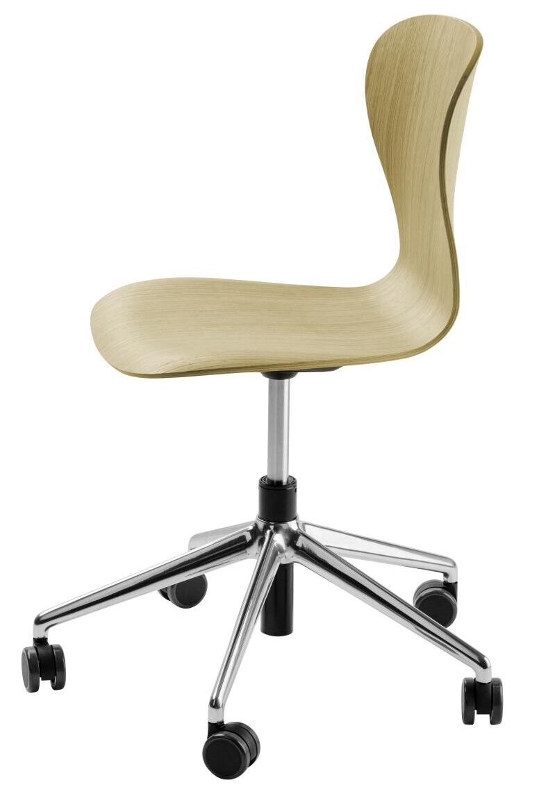 Moderner ergonomischer Stuhl mit geschwungener Holzsitzfläche und verchromtem, rollbarem Untergestell.