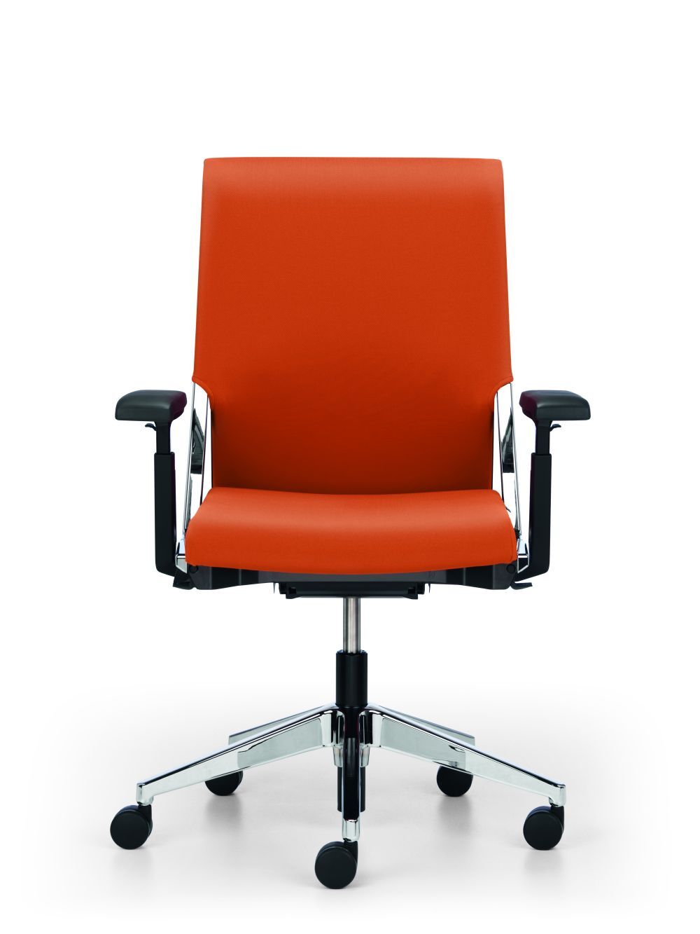 Moderner ergonomischer Bürostuhl mit orangefarbenem Stoffbezug und verstellbaren Armlehnen auf fünf Rollen.