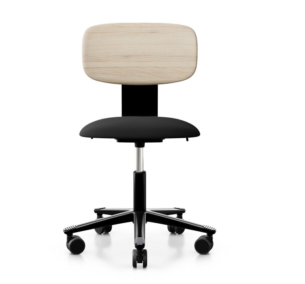 Moderner ergonomischer Bürostuhl mit schwarzem Sitz und hellem Holzrücken, auf Rollen für dynamisches Sitzen.