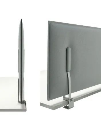 Schreibtisch-Sichtschutz aus grauem Stoff, montiert mit Metallhalterungen, für Privatsphäre und Schallschutz im Büro.