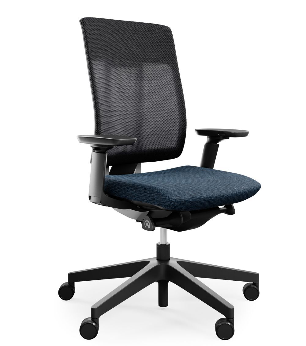 Ergonomischer Bürostuhl mit Netzrückenlehne, blauer gepolsterter Sitzfläche und verstellbaren Armlehnen auf Rollen.