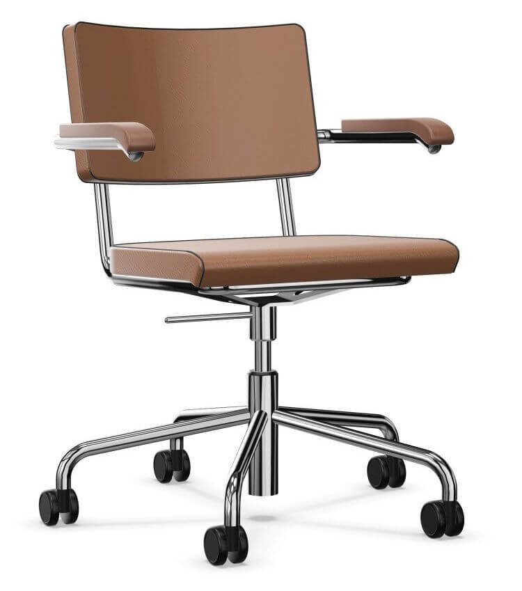 Ergonomischer Bürostuhl mit braunem Lederbezug, verchromtem Gestell und verstellbaren Armlehnen auf Rollen.