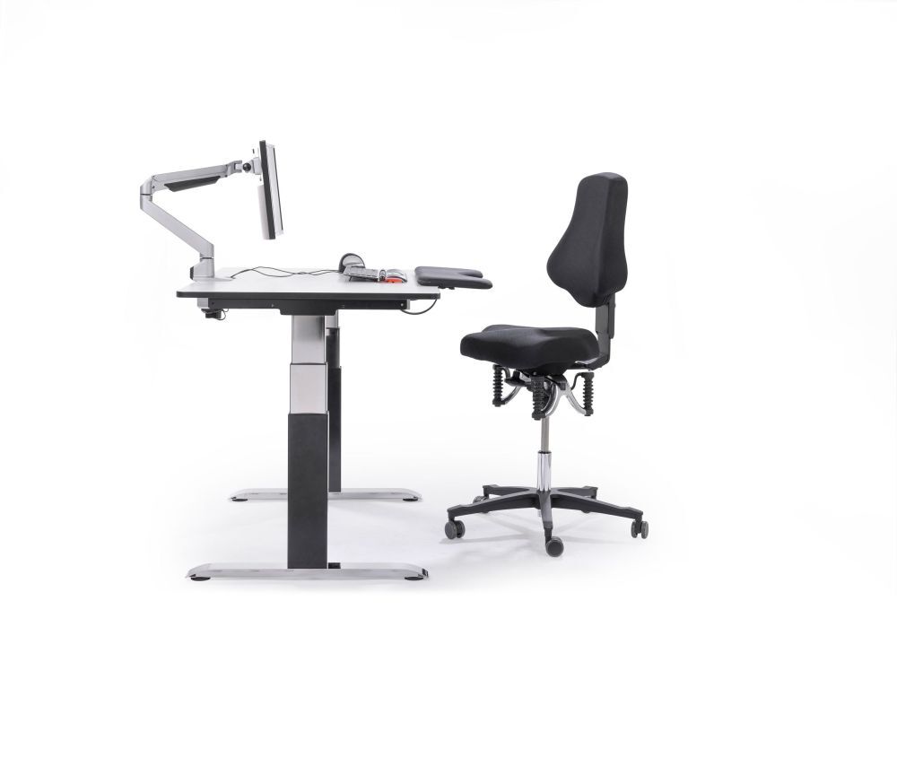 Ergonomischer, höhenverstellbarer Schreibtisch mit dynamischem Stuhl für gesundes, bewegtes Sitzen im Büro.