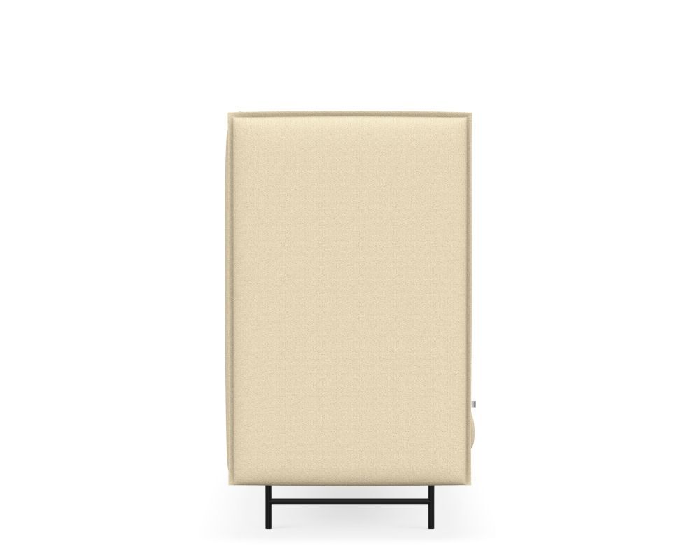 Rückansicht eines beige gepolsterten ergonomischen Bürostuhls auf einem schwarzen Metallgestell.