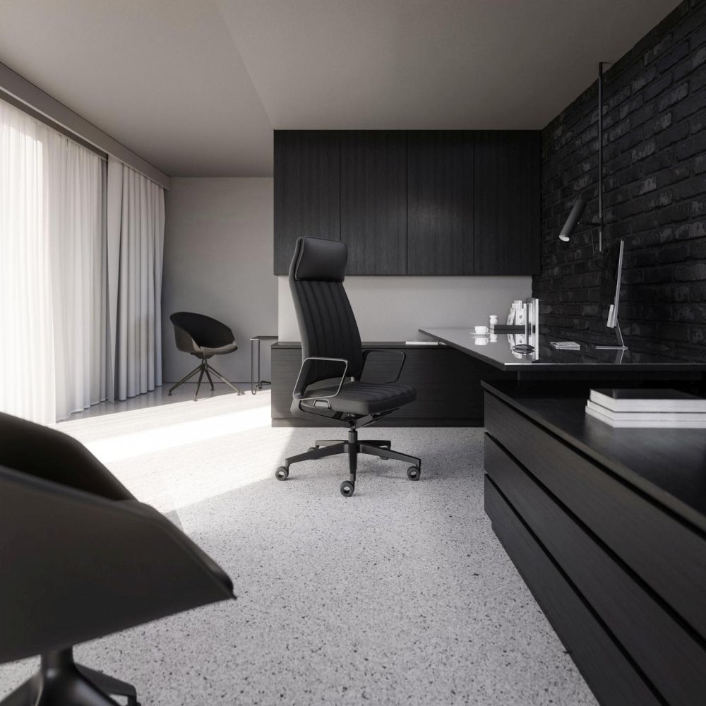 Hochwertiger ergonomischer Bürostuhl in modernem, minimalistischen Büro mit schwarzer Einrichtung und Tageslicht.