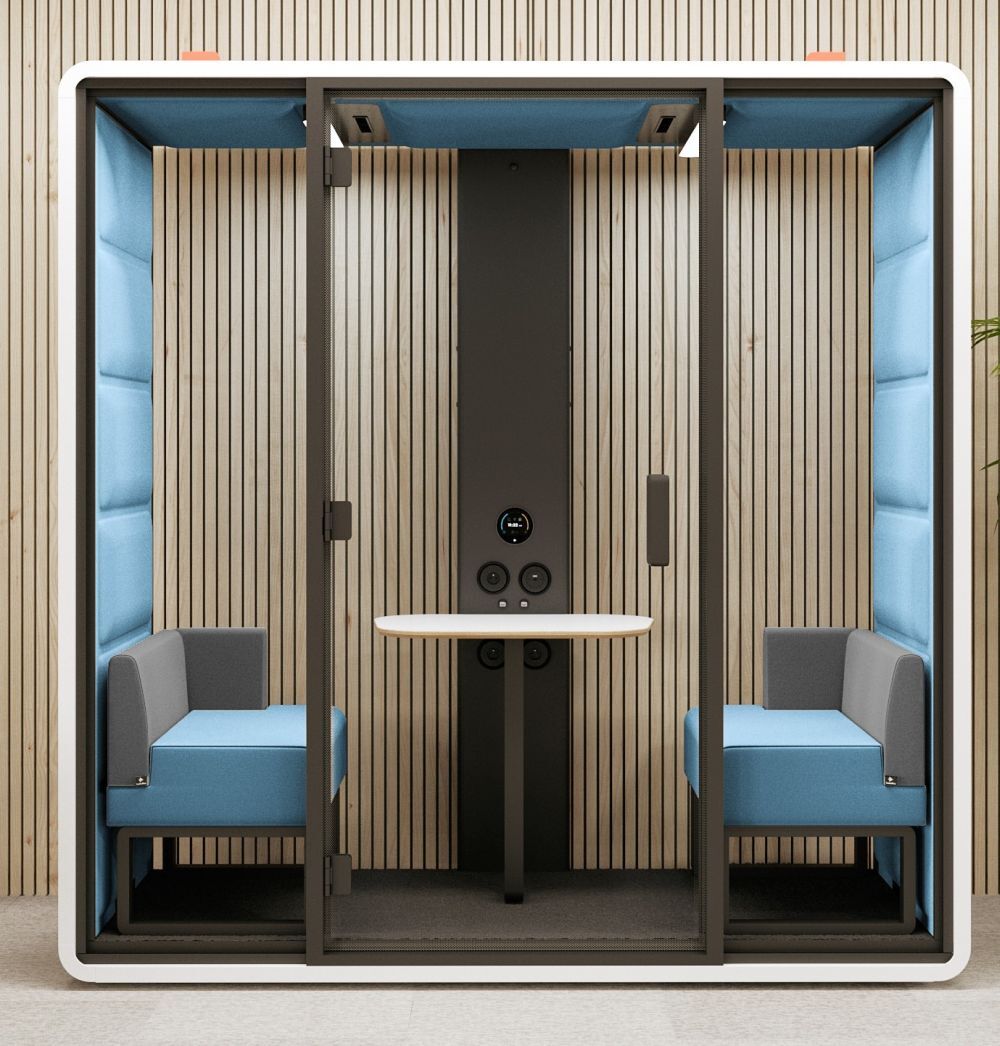 Schallschutzkabine mit blauen Sitzen, Tisch und Holzwandverkleidung, ideal für ruhige Bürogespräche oder Arbeitstreffen.