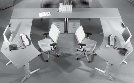 Ergonomische Bürostühle an geschwungenen Schreibtischen, mit Telefonen und Computermäusen in einem modernen Büro.