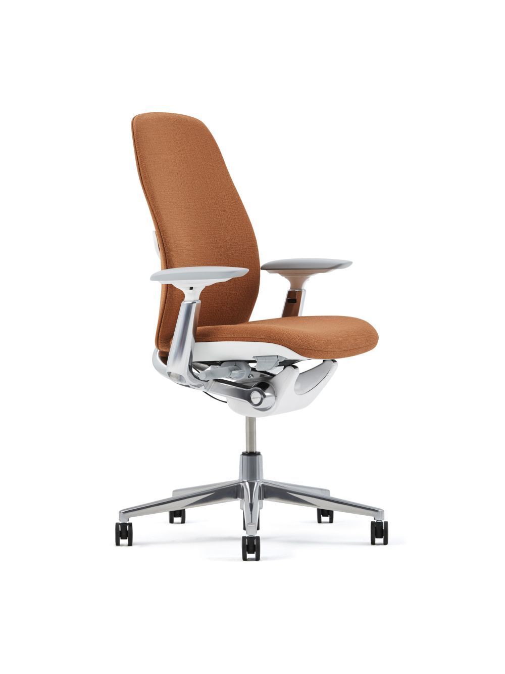 Brauner ergonomischer Bürostuhl mit verstellbaren Armlehnen und modernem Design auf Rollen.