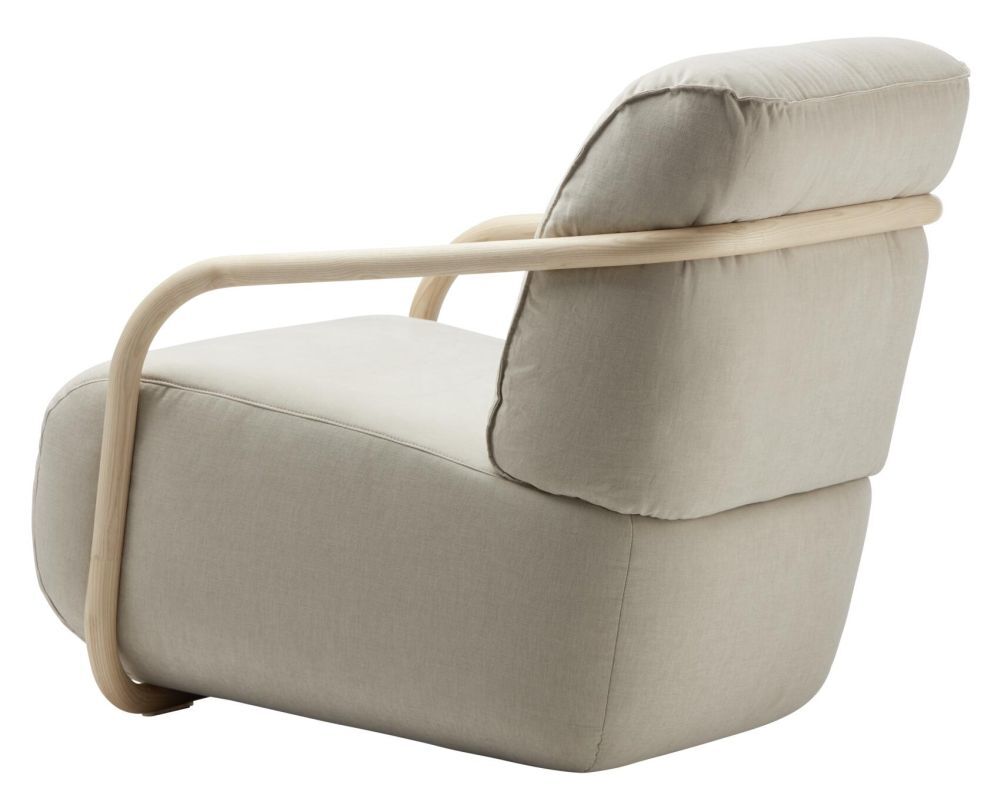 Ergonomischer Sessel mit hellem Holzrahmen und beigem Polster, ideal für stilvolle, komfortable Raumgestaltung.