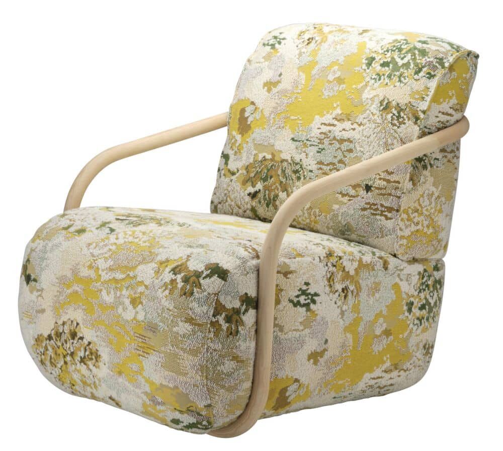 Gemusterter Sessel mit gelb-grünen Farbtönen und hellen Holzarmlehnen, ideal für stilvolle Ergonomie.