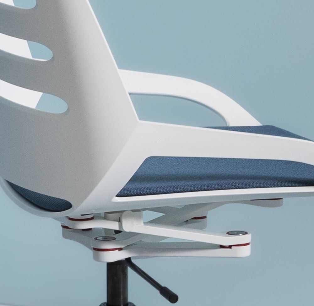 Ergonomischer Bürostuhl mit weißem Rahmen und blauem Sitzpolster vor hellblauem Hintergrund.