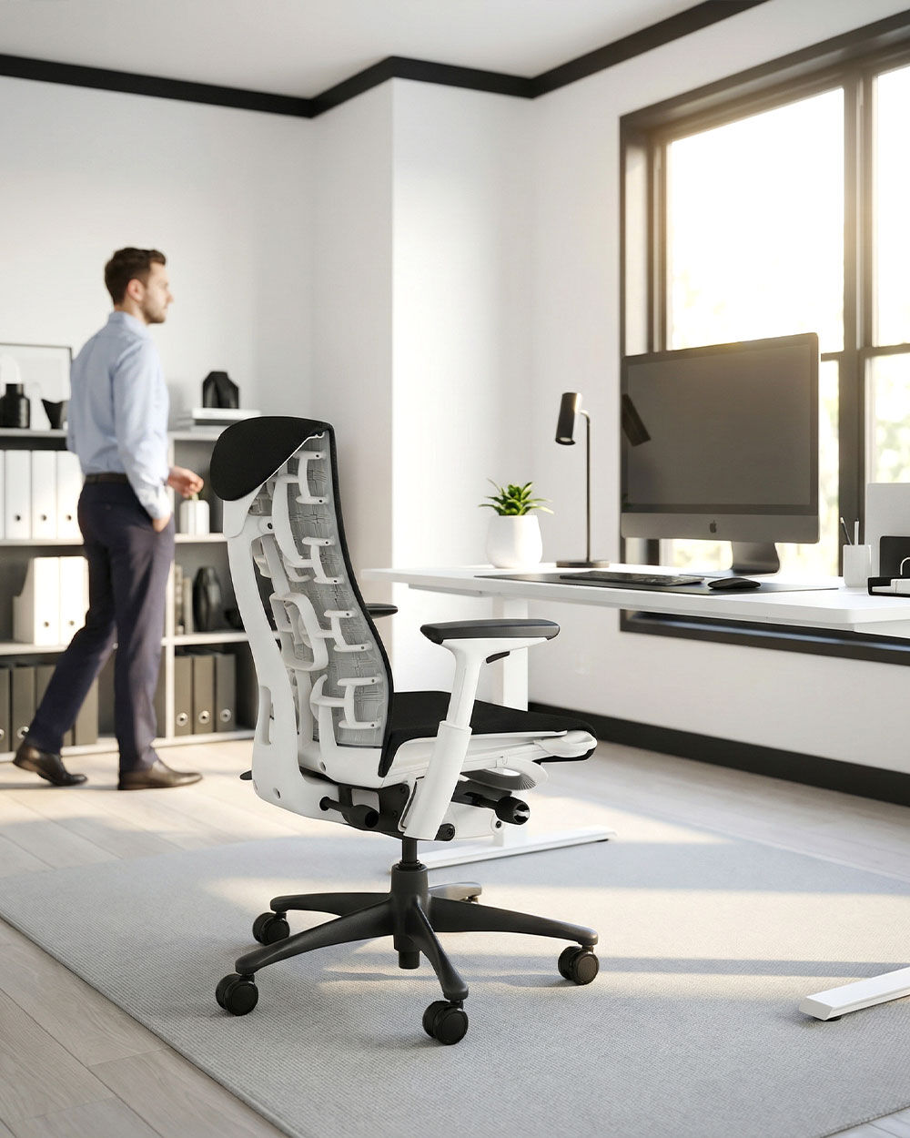 Ergonomischer Bürostuhl in modernem, hellem Büro, betont auf gesundes, dynamisches Sitzen für Produktivität.