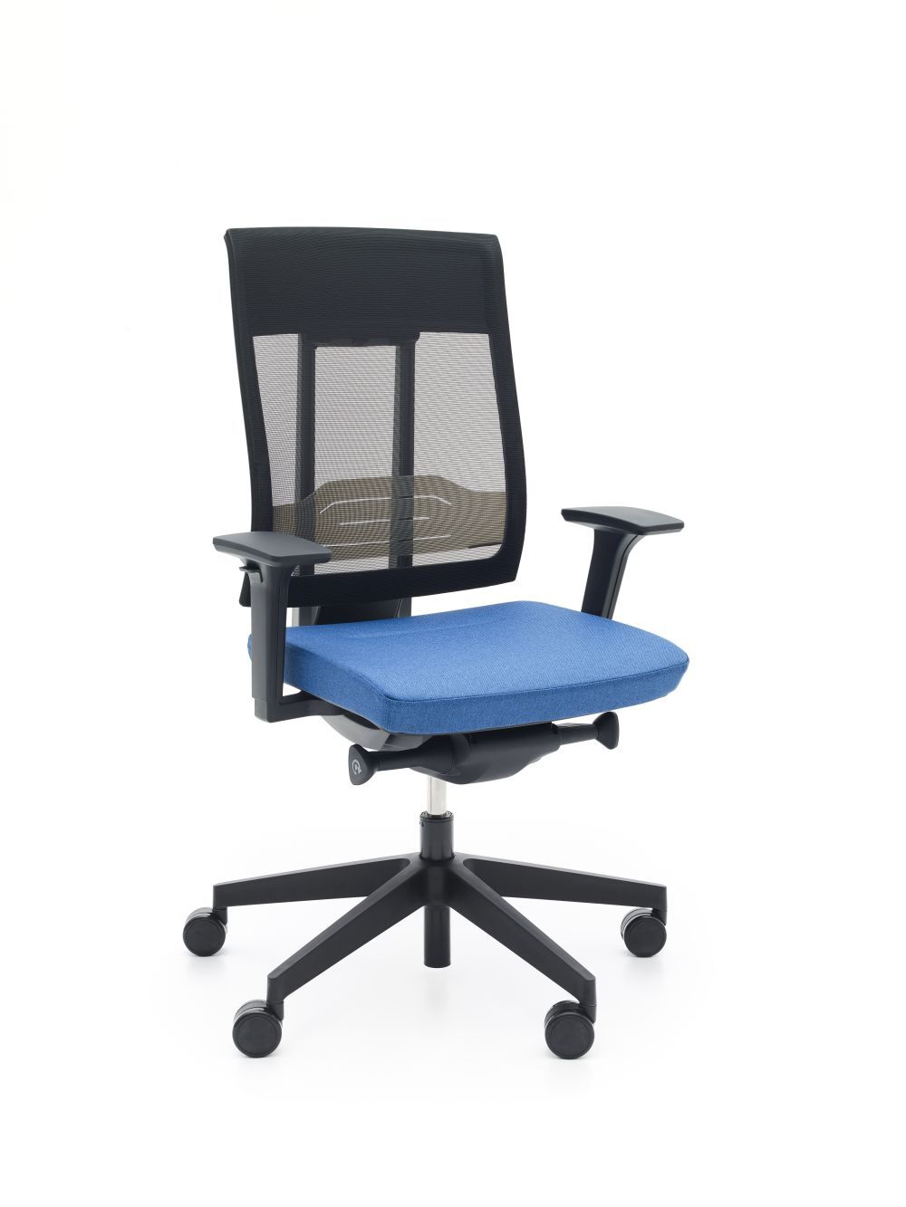 Ergonomischer Bürostuhl mit blauem Sitzpolster, Netzrückenlehne und verstellbaren Armlehnen auf Rollen.