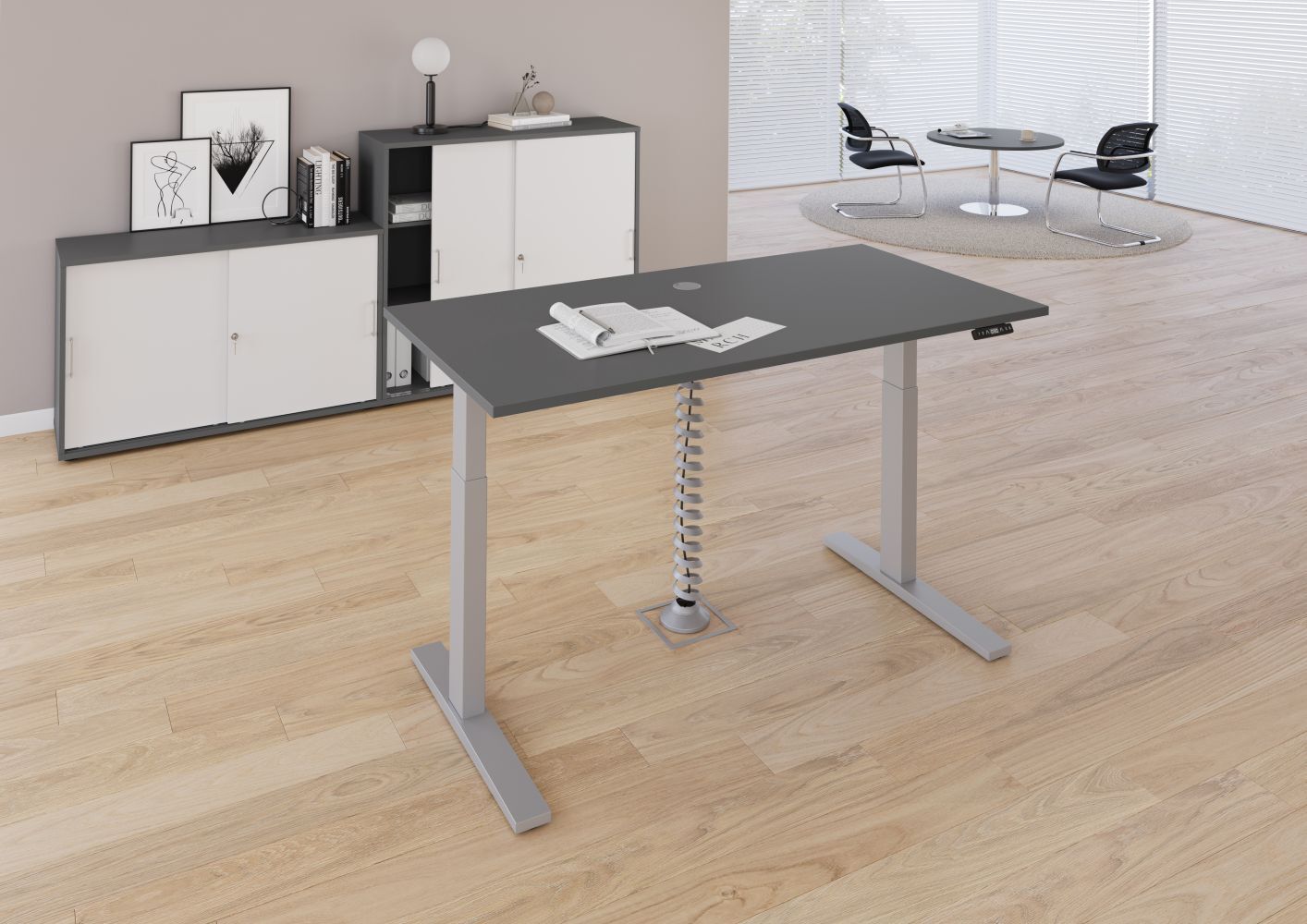 Moderner höhenverstellbarer Schreibtisch in stilvollem Büro, Holzboden, schlichtes weißes Sideboard und zwei Stühle im Hintergrund.