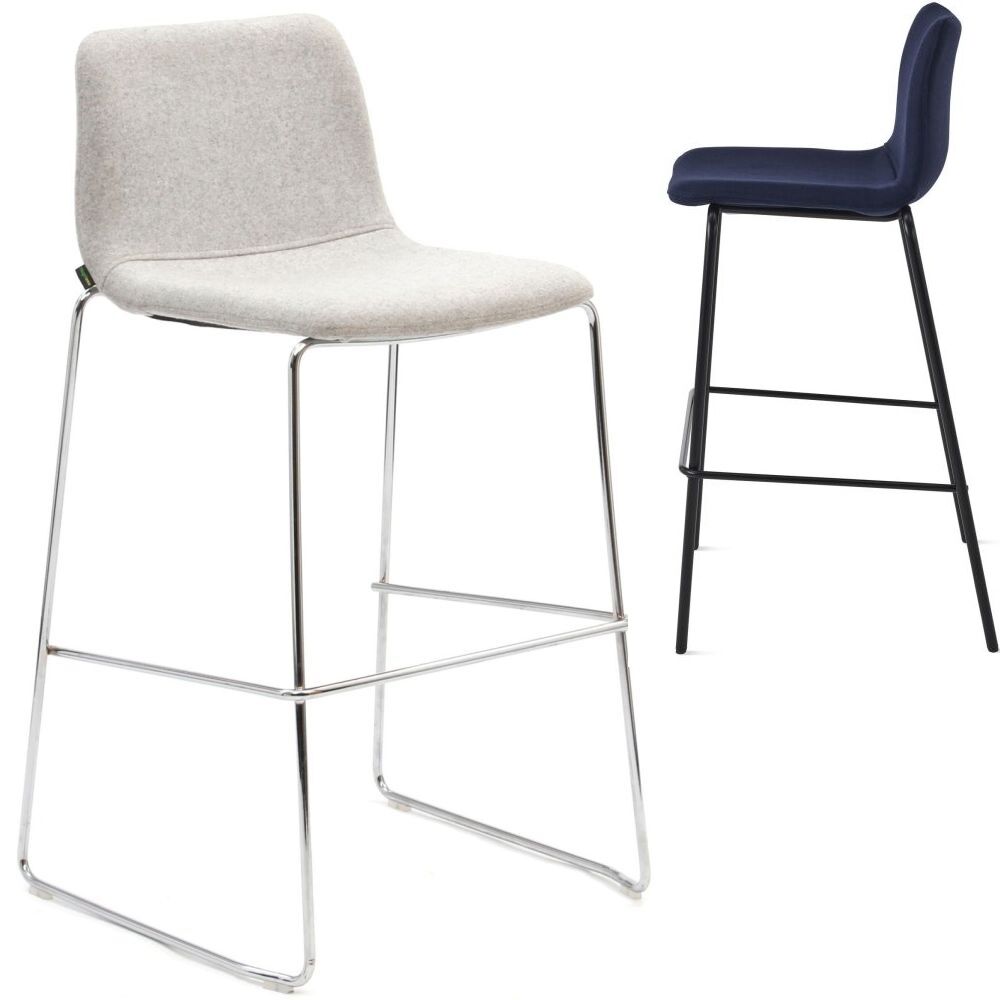 Zwei ergonomische Barhocker, einer in Grau mit Metallgestell, der andere in Blau mit schwarzem Gestell.