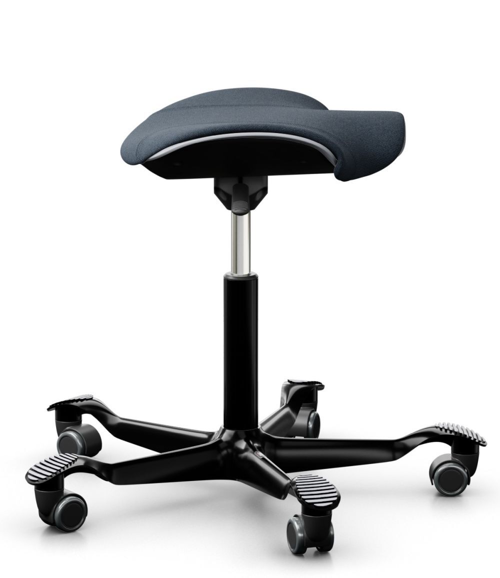 Moderner ergonomischer Hocker mit schwarzer Sitzfläche und verstellbarem Gestell auf fünf Rollen.