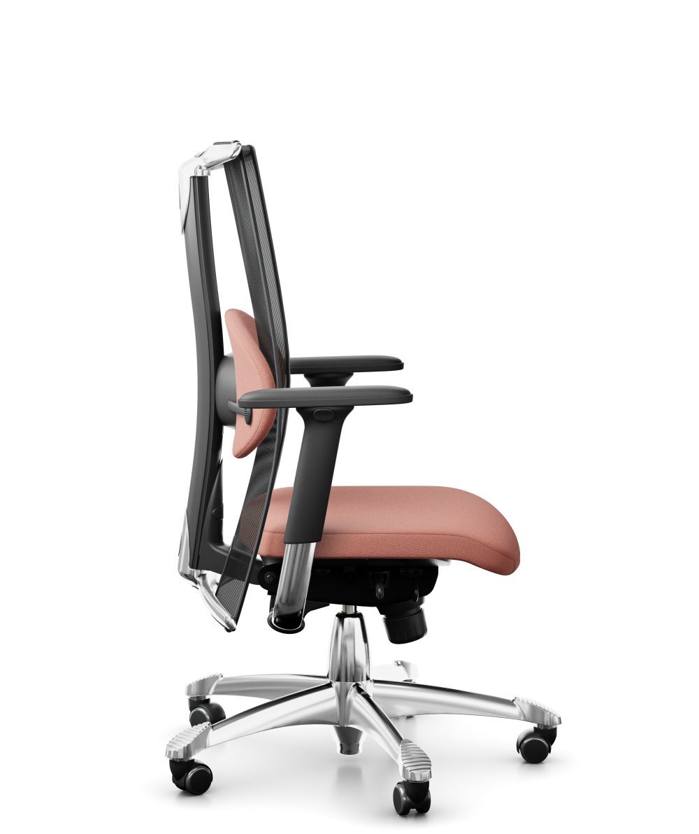 Seitenansicht eines ergonomischen Bürostuhls mit rosa Polsterung und verstellbaren Armlehnen auf einem Metallfuß.