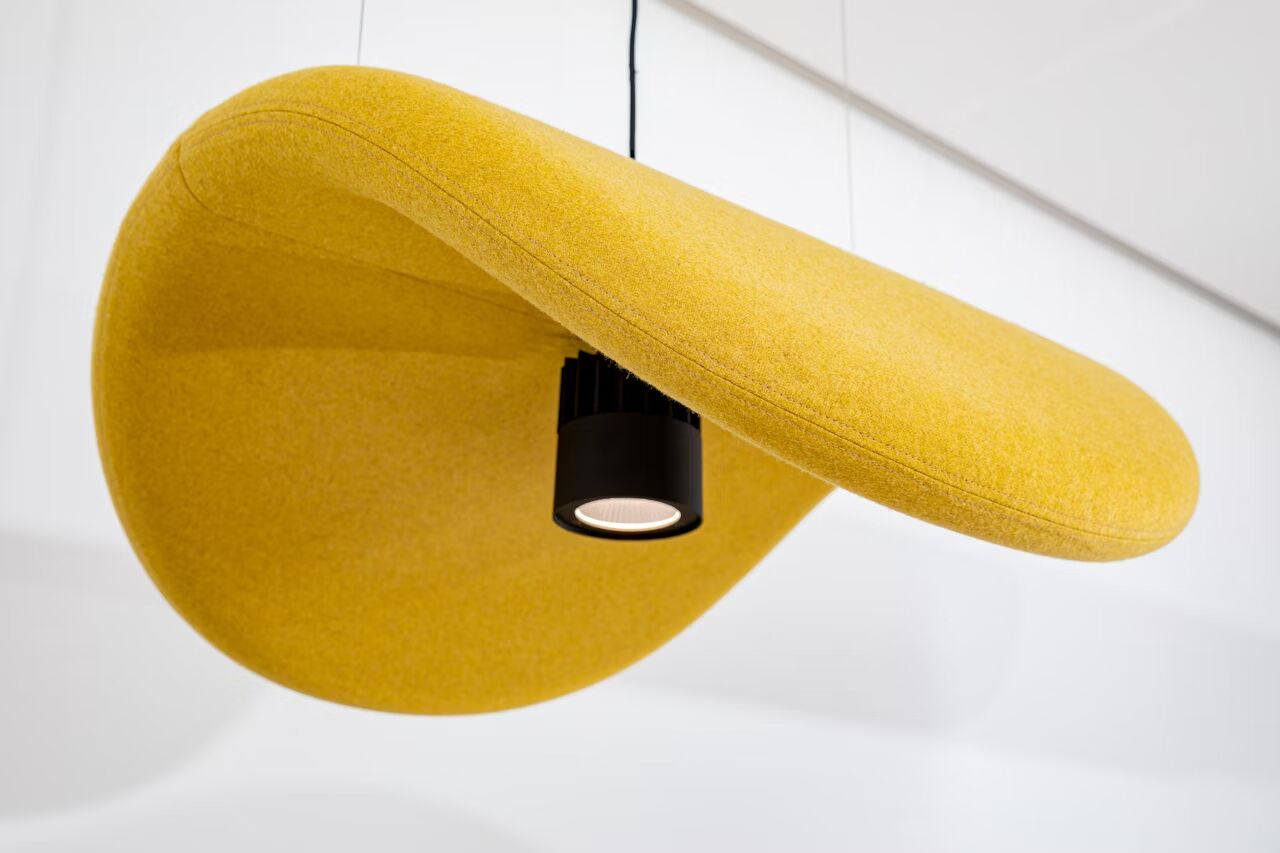 Gelbe Designer-Hängelampe mit modernem Stoffschirm, verbessert die Büroästhetik und sorgt für warmes Licht.