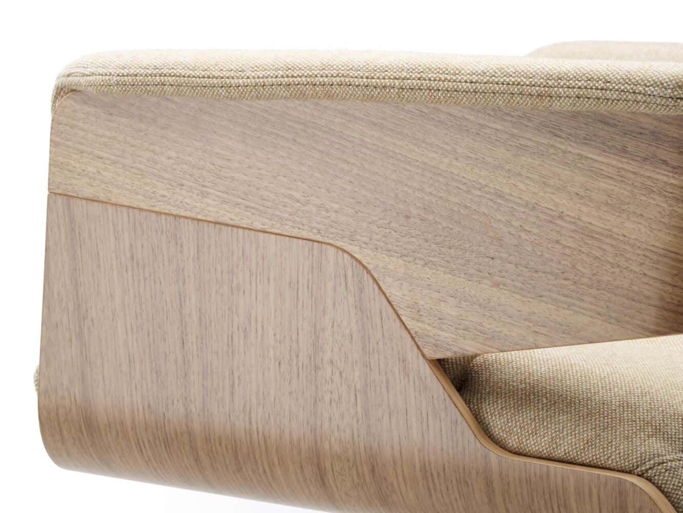 Detail einer ergonomischen Bürostuhllehne mit Holzverkleidung und gepolsterter Oberfläche in beige Farbe.