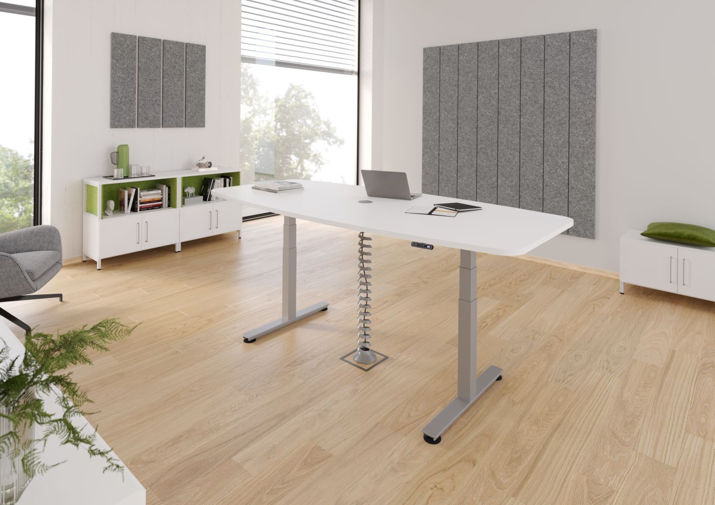 Moderner höhenverstellbarer Schreibtisch in einem hellen Büro mit ergonomischem Stuhl und Akustikpaneelen.